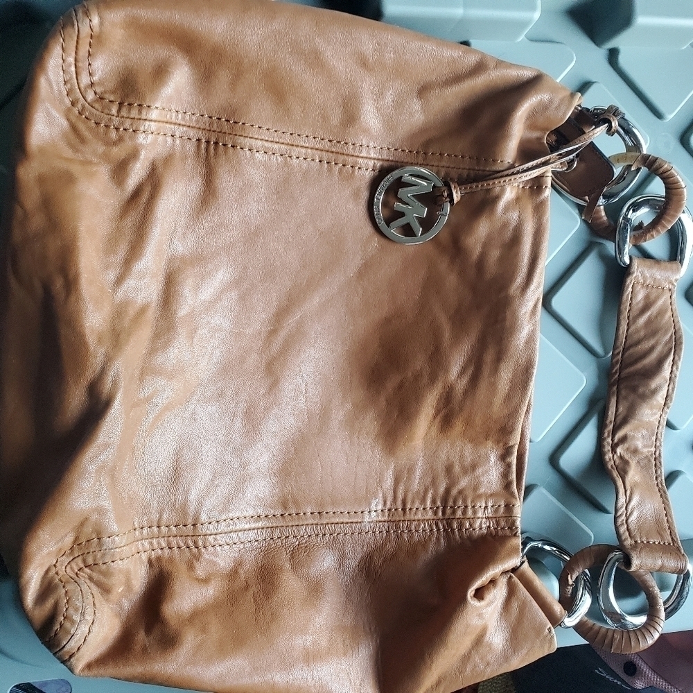 Michael kors buttery soft leather shoulder bag. - Picture 10 of 10